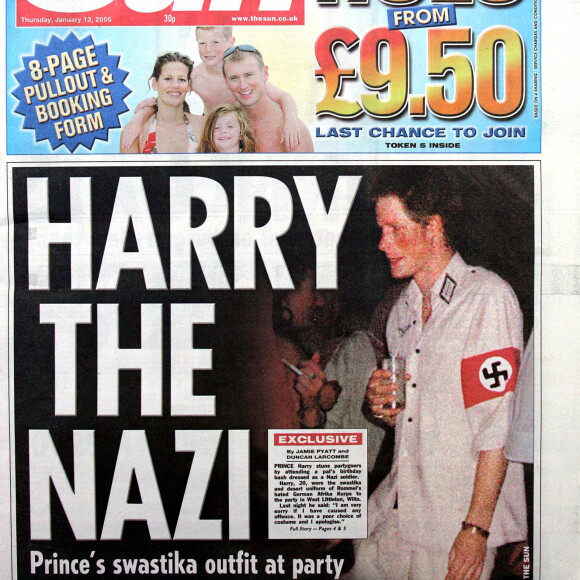 Les années qui suivirent le drame furent très compliquées à vivre pour le papa d'Archie et Lilibet, qui a alors enchaîné les scandales (le déguisement nazi, le strip-billard à Las Vegas...).
Le Prince Harry, photographié en uniforme nazi lors d'une fête costumée en janvier 2005.
