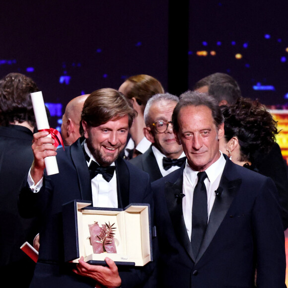 Il préside le jury cette année.
Ruben Ostlund (Palme d'Or pour " Triangle of Sadness "), Vincent Lindon (Président du Jury) - Cérémonie de clôture du 75ème Festival International du Film de Cannes. Le 28 mai 2022 © Borde-Jacovides / Bestimage 
