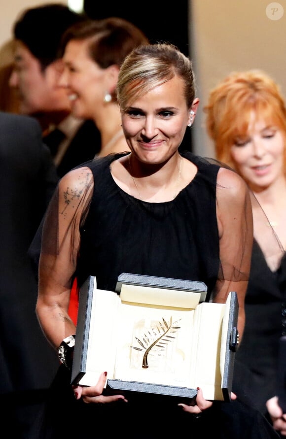 Le jury est aussi composé de la Française Julia Ducournau qui avait reçu la Palme d'Or en 2021 pour "Titane".
Julia Ducournau (Palme d'Or pour "Titane") - Cérémonie de clôture du 74ème Festival International du Film de Cannes, le 17 juillet 2021. © Borde-Jacovides-Moreau/Bestimage 