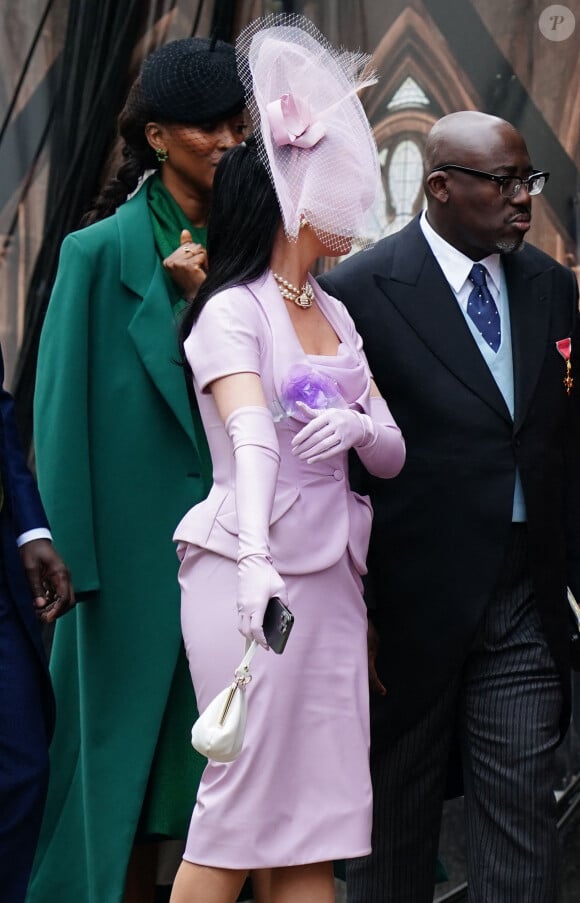 Katy Perry, déboussolée, elle déambule dans les allées de l'Abbaye de Westminster, à Londres.
Katy Perry est à Londres pour assister au couronnement de Charles III. © Agence / Bestimage