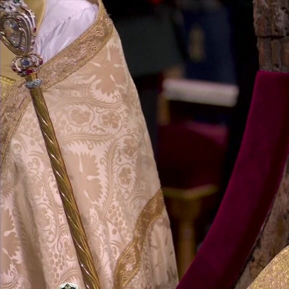 Charles III et Camilla Parker Bowles reçoivent leurs couronnes, lors du couronnement historique de Charles III, ce samedi 6 mai 2023, en l'Abbaye de Westminster à Londres