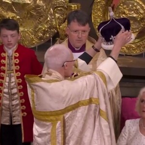 Charles III et Camilla Parker Bowles reçoivent leurs couronnes, lors du couronnement historique de Charles III, ce samedi 6 mai 2023, en l'Abbaye de Westminster à Londres