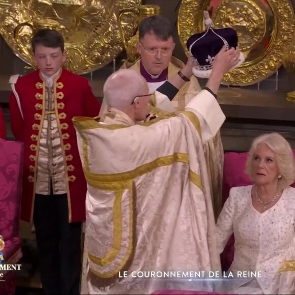 Charles III et Camilla Parker Bowles reçoivent leurs couronnes, lors du couronnement historique de Charles III, ce samedi 6 mai 2023, en l'Abbaye de Westminster à Londres