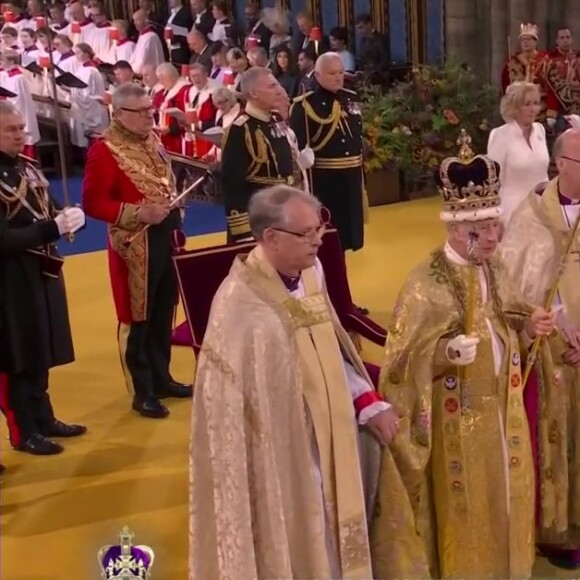Charles III et Camilla Parker Bowles reçoivent leurs couronnes, lors du couronnement historique de Charles III, ce samedi 6 mai 2023, en l'Abbaye de Westminster à Londres