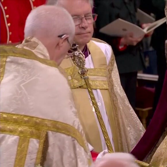 Charles III et Camilla Parker Bowles reçoivent leurs couronnes, lors du couronnement historique de Charles III, ce samedi 6 mai 2023, en l'Abbaye de Westminster à Londres