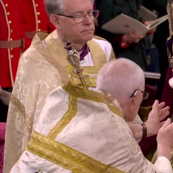 Charles III et Camilla Parker Bowles reçoivent leurs couronnes, lors du couronnement historique de Charles III, ce samedi 6 mai 2023, en l'Abbaye de Westminster à Londres