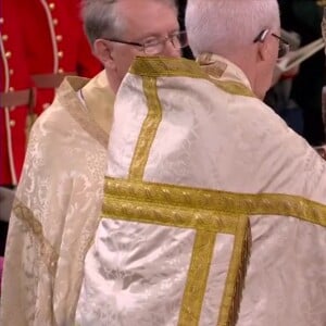 Charles III et Camilla Parker Bowles reçoivent leurs couronnes, lors du couronnement historique de Charles III, ce samedi 6 mai 2023, en l'Abbaye de Westminster à Londres