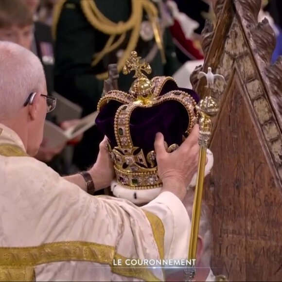 Charles III et Camilla Parker Bowles reçoivent leurs couronnes, lors du couronnement historique de Charles III, ce samedi 6 mai 2023, en l'Abbaye de Westminster à Londres