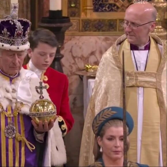 Charles III et Camilla Parker Bowles reçoivent leurs couronnes, lors du couronnement historique de Charles III, ce samedi 6 mai 2023, en l'Abbaye de Westminster à Londres