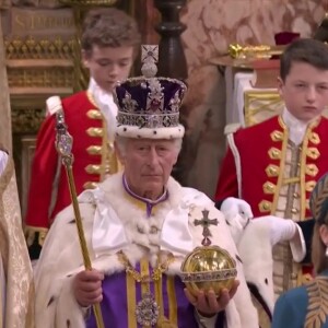 Charles III et Camilla Parker Bowles reçoivent leurs couronnes, lors du couronnement historique de Charles III, ce samedi 6 mai 2023, en l'Abbaye de Westminster à Londres