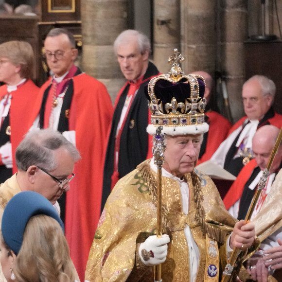 Peu avant, le souverain avait prêté serment de servir ses sujets et de protéger l'Eglise d'Angleterre dont il est le chef suprême, et avait reçu l'onction, protégé des regards par des paravents.
Le roi Charles III d'Angleterre - Les invités à la cérémonie de couronnement du roi d'Angleterre à l'abbaye de Westminster de Londres, Royaume Uni, le 6 mai 2023.