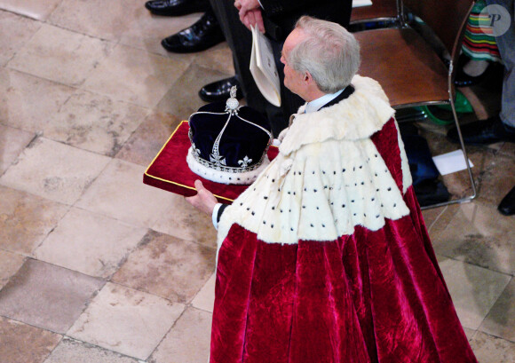 Le duc de Wellington, portant la couronne de la reine Mary - Les invités à la cérémonie de couronnement du roi d'Angleterre à l'abbaye de Westminster de Londres, Royaume Uni, le 6 mai 2023.