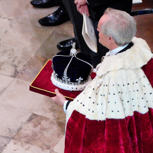 Le duc de Wellington, portant la couronne de la reine Mary - Les invités à la cérémonie de couronnement du roi d'Angleterre à l'abbaye de Westminster de Londres, Royaume Uni, le 6 mai 2023.