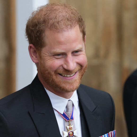 Ce fut bref, très bref.
Les invités arrivent à la cérémonie de couronnement du roi d'Angleterre à l'abbaye de Westminster de Londres.