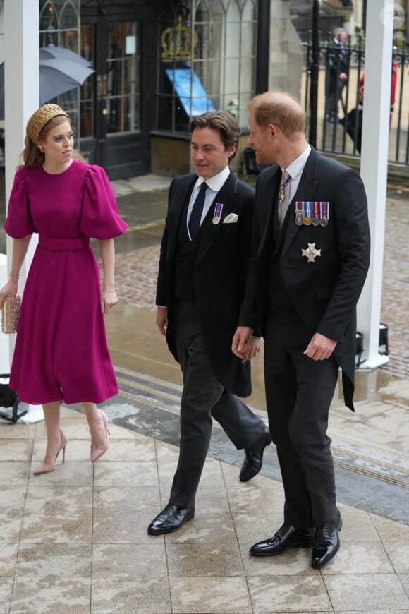 Les invités à la cérémonie de couronnement du roi d'Angleterre à l'abbaye de Westminster de Londres La princesse Beatrice d'York et son mari Edoardo Mapelli Mozzi, et Le prince Harry, duc de Sussex - Les invités arrivent à la cérémonie de couronnement du roi d'Angleterre à l'abbaye de Westminster de Londres, Royaume Uni, le 6 mai 2023.