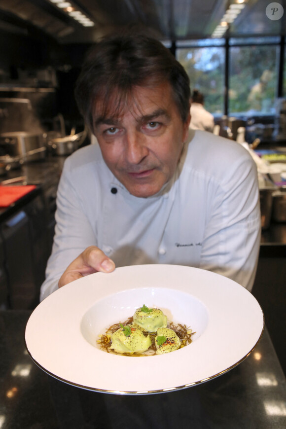 Exclusif - Le chef 3 étoiles Yannick Alleno présente un plat - Le propriétaire B.Magrez fête les 770 ans du Château Pape Clément au Pavillon Ledoyen à Paris, France, le 23 Novembre 2022. © Bertrand Rindoff / Bestimage