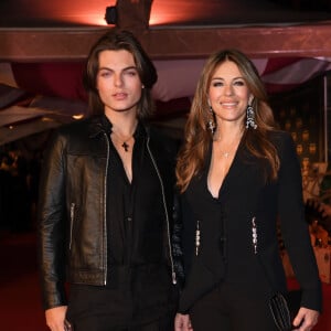 Elizabeth Hurley et son fils Damian assistent à la première du Cirque du Soleil Kurios au Royal Albert Hall à Londres le 19 janvier 2023. 