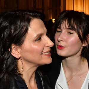  C'est pour cela, que Juliette Binoche a fait l'acquisition "d'une résidence secondaire". Et ce n'est pas n'importe où que l'actrice a décidé de s'offrir une nouvelle propriété puisqu'elle est située dans le village où son père est né et où elle allait en vacances lorsqu'elle était enfant. Un endroit hautement symbolique. 
Exclusif - Juliette Binoche et sa fille Hannah Magimel - Juliette Binoche reçoit le "French Cinema Award Unifrance" au Ministère de la Culture à Paris, le 19 janvier 2018. © Veeren/Bestimage 