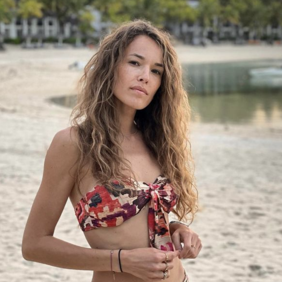Élodie Fontan a ainsi voulu partager son bonheur sur Instagram, en dévoilant un cliché où ses fans peuvent la voir dans un bikini somptueux. Avec ses cheveux bouclés détachés, l'actrice est à tomber. Derrière elle, ses fans peuvent observer une magnifique plage de sable blanc.