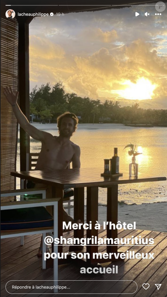 Et elle n'est pas la seule à profiter de ce  merveilleux voyage puisque Philippe Lacheau a lui aussi dévoilé des photos de son voyage. En story Instagram, on peut voir le comédien torse nu, lunettes de soleil sur le haut de son crâne, en train de profiter assis à une table. 