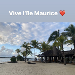 Dans un second cliché, le comédien a pris en photo une partie de l'hôtel dans lequel il réside avec sa chérie, en inscrivant simplement : "Vive l'île Maurice".