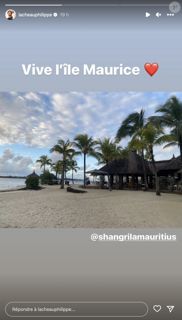 Dans un second cliché, le comédien a pris en photo une partie de l'hôtel dans lequel il réside avec sa chérie, en inscrivant simplement : "Vive l'île Maurice".