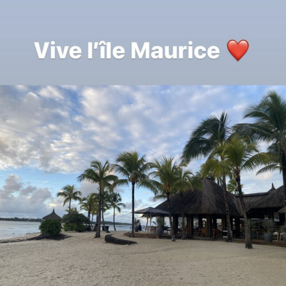 Dans un second cliché, le comédien a pris en photo une partie de l'hôtel dans lequel il réside avec sa chérie, en inscrivant simplement : "Vive l'île Maurice".