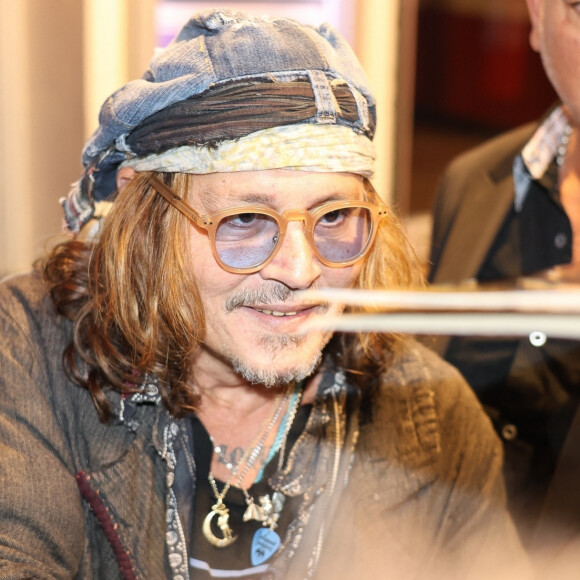 Et 'l'acteur a également de nombreux projets en Europe.
Exclusif - Johnny Depp quitte la projection privée et la masterclass autour du film Donnie Brasco au cinéma du Panthéon à Paris le 26 avril 2023. Après, il est allé dîner à l'Atelier de Joel Robuchon en charmante compagnie.