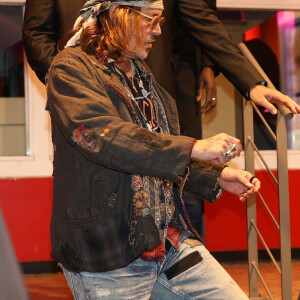 Exclusif - Johnny Depp quitte la projection privée et la masterclass autour du film Donnie Brasco au cinéma du Panthéon à Paris le 26 avril 2023. Après, il est allé dîner à l'Atelier de Joel Robuchon en charmante compagnie.