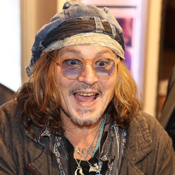 Exclusif - Johnny Depp quitte la projection privée et la masterclass autour du film Donnie Brasco au cinéma du Panthéon à Paris le 26 avril 2023. Après, il est allé dîner à l'Atelier de Joel Robuchon en charmante compagnie.