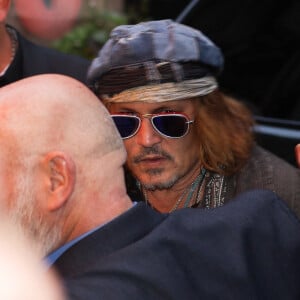 Exclusif - Johnny Depp quitte la projection privée et la masterclass autour du film Donnie Brasco au cinéma du Panthéon à Paris le 26 avril 2023. Après, il est allé dîner à l'Atelier de Joel Robuchon en charmante compagnie.