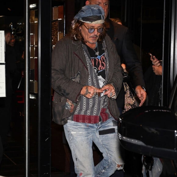 Exclusif - Johnny Depp quitte la projection privée et la masterclass autour du film Donnie Brasco au cinéma du Panthéon à Paris le 26 avril 2023. Après, il est allé dîner à l'Atelier de Joel Robuchon en charmante compagnie.