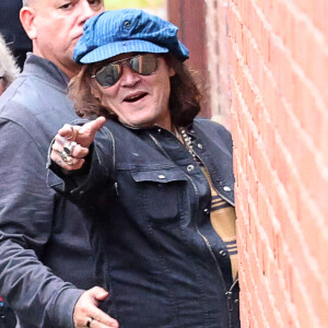 Exclusif - Johnny Depp, rasé de près, et ses musiciens arrivent à Kingston, le 13 octobre 2022. L'acteur-chanteur de 59 ans s'engouffre, entouré de ses gardes du corps, dans la salle de concert par l'entrée des artistes. 