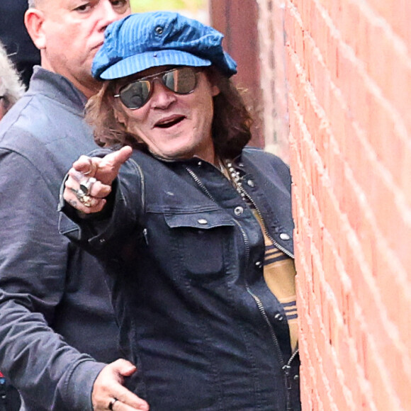Exclusif - Johnny Depp, rasé de près, et ses musiciens arrivent à Kingston, le 13 octobre 2022. L'acteur-chanteur de 59 ans s'engouffre, entouré de ses gardes du corps, dans la salle de concert par l'entrée des artistes. 