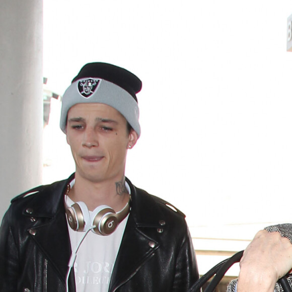 Vanessa Paradis arrive avec ses enfants Lily-Rose Depp et Jack Depp à l'aéroport de LAX à Los Angeles. Lily-Rose Depp est accompagnée de son petit ami Ash Stymest. Le 21 mars 2016