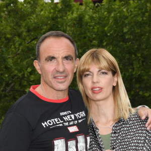 Nikos Aliagas avec sa femme Tina Grigoriou - Photocall à l'occasion de l'inauguration du nouveau Disney's Hotel New York - The Art of Marvel à Disneyland Paris le 26 juin 2021. © Guirec Coadic / Bestimage 