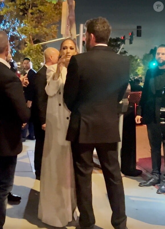 Elle était accompagnée de son très célèbre mari Ben Affleck. 
Jennifer Affleck (Lopez) et son mari Ben Affleck quittent la première du film "The Mother" (Netflix) à Los Angeles, le 10 mai 2023. 