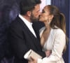 Elle portait notamment une longue veste beige assortie à sa jupe et à sa brassière qui laissait apparaitre son décolleté très généreux.
Jennifer Lopez et Ben Affleck - Photocall de la première du film "The Mother" à Los Angeles le 10 mai 2023.