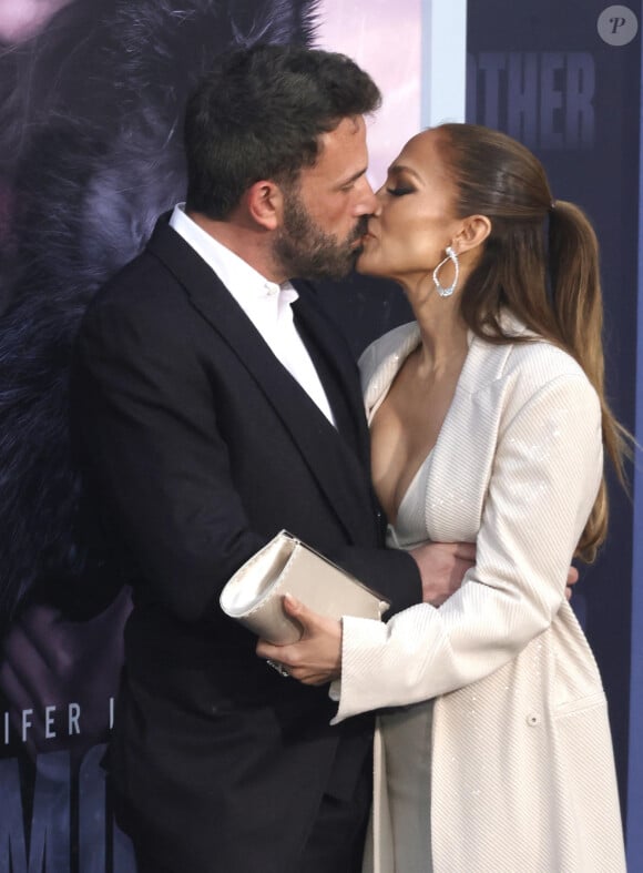 Elle portait notamment une longue veste beige assortie à sa jupe et à sa brassière qui laissait apparaitre son décolleté très généreux.
Jennifer Lopez et Ben Affleck - Photocall de la première du film "The Mother" à Los Angeles le 10 mai 2023.