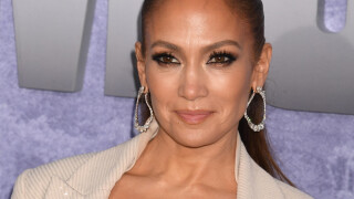 Jennifer Lopez en décolleté XXL : tendre baiser et nouvelle dispute avec Ben Affleck, apparition remarquée