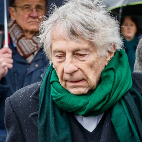 Roman Polanski et l'avocate Delphine Meillet - Sorties des obsèques de l'avocat Hervé Temime au cimetière du Montparnasse à Paris, France, le 14 avril 2023. © Clovis-Jacovides/Bestimage  Funeral service of French lawyer Herve Temime at the Montparnasse cemetery in Paris, France, on April 14, 2023. 