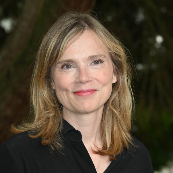 Isabelle Carré au photocall du film "La dérive des continents" au jardin de Bardines lors du 15ème festival du film francophone d'Angoulême le 23 août 2022. © Coadic Guirec / Bestimage  15th Angoulême Francophone Film Festival: Photocall of the film "La dérive des continents" in the garden of Bardines on august 23rd 2022 