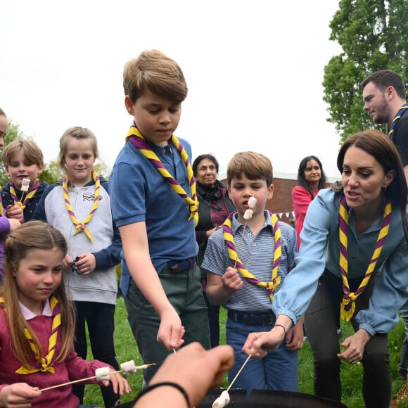 La princesse Charlotte de Galles, Le prince George de Galles, Le prince Louis de Galles, Catherine (Kate) Middleton, princesse de Galles - Le prince et la princesse de Galles, accompagnés de leurs enfants, participent à la journée du bénévolat "Big Help Out" à Slough, le 8 mai 2023. Cet événement, invitant les Britanniques à effectuer des actions caritatives, marque le point final des festivités du couronnement du roi d'Angleterre et de la reine consort, célébré le 6 mai 2023 à l'abbaye de Westminster à Londres. 