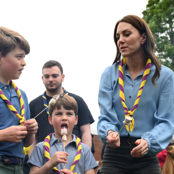 Le prince George de Galles, Le prince Louis de Galles, Catherine (Kate) Middleton, princesse de Galles - Le prince et la princesse de Galles, accompagnés de leurs enfants, participent à la journée du bénévolat "Big Help Out" à Slough, le 8 mai 2023. Cet événement, invitant les Britanniques à effectuer des actions caritatives, marque le point final des festivités du couronnement du roi d'Angleterre et de la reine consort, célébré le 6 mai 2023 à l'abbaye de Westminster à Londres. 