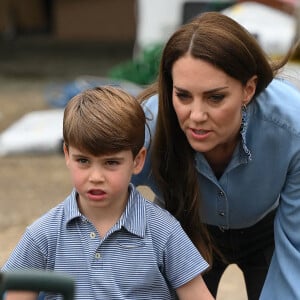 Une vidéo dans laquelle on le voit désobéir à sa mère Kate Middleton est en cause.
Catherine (Kate) Middleton, princesse de Galles, et Le prince Louis de Galles - Le prince et la princesse de Galles, accompagnés de leurs enfants, participent à la journée du bénévolat "Big Help Out" à Slough, le 8 mai 2023. Cet événement, invitant les Britanniques à effectuer des actions caritatives, marque le point final des festivités du couronnement du roi d'Angleterre et de la reine consort, célébré le 6 mai 2023 à l'abbaye de Westminster à Londres.  Prince Louis and the Princess of Wales join volunteers to help renovate and improve the 3rd Upton Scouts Hut in Slough, as part of the Big Help Out, to mark the crowning of King Charles III and Queen Camilla. Picture date: Monday May 8, 2023.