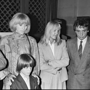 Romain Sardou lors de son baptême en présence de ses parents, Babette et Michel Sardou, de son parrain, Alain Delon et sa marraine, Mireille Darc en 1982.