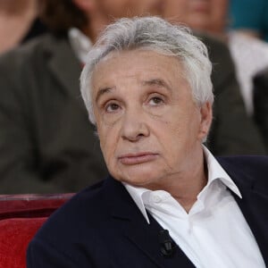 L'occasion de retrouver des anecdotes sur de nombreuses célébrités, comme Michel Sardou. 
Michel Sardou - Enregistrement de l'émission " Vivement Dimanche " Spéciale Les enfants du Top 50.