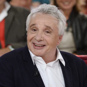 France 3 dévoile le quatrième épisode, intitulé La face cachée de nos idoles, de sa série documentaire, Archives secrètes.  
Michel Sardou - Enregistrement de l'émission " Vivement Dimanche " Spéciale Les enfants du Top 50.