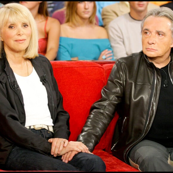  Et apparemment, la chanteuse était vêtue d'une tenue ultra sexy. "Elle était en cuissarde. La robe mini, mais quand je te dis mini, presque... dangereuse", lance en riant Michel Sardou à Michel Drucker. 
Mireille Darc et Michel Sardou sur le plateau de Vivement Dimanche