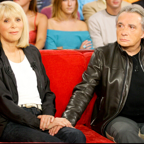 "Le canon, le canon. Tout repasse, les phrases d'Audiard et tout. Tu te repasses tout en même temps. Et je regarde évidemment les cuissardes", continue le chanteur encore dans ses pensées. 
Mireille Darc et Michel Sardou sur le plateau de Vivement Dimanche